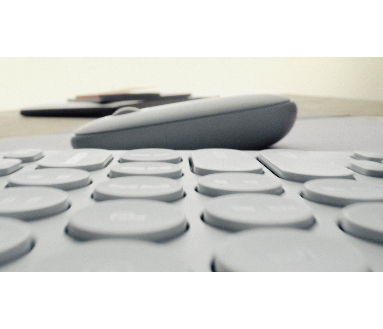 Logitech 910-007015 mouse Travel Ambidextrous RF Wireless + Bluetooth Optical 4000 DPI